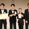 最優秀賞を獲得した譚振輝さん、柚垣至さん、菊田宣親さん、黒澤昂輝さん、タナチャーナン・パリーナーさん
