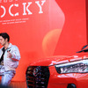 ダイハツ 新型コンパクトSUV『Rocky』ロッキー CMに登場する窪田正孝が実車レポート生CMに挑戦