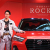 ダイハツ 新型コンパクトSUV『Rocky』ロッキー CMに登場する窪田正孝が実車レポート生CMに挑戦