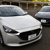 向かって左：改良新型マツダ2 15S L Package（2WD）、向かって右：従来型マツダ2 15S（2WD、AT）