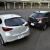 向かって左：改良新型マツダ2 15S L Package（2WD）、向かって右：従来型マツダ2 15S（2WD、AT）