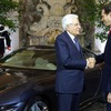 フェラーリ・ローマを視察したイタリアのセルジョ・マッタレッラ大統領。右はフェラーリのジョン・エルカーン会長