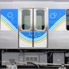 2000形増備車の側面デザイン。曲線的なラインがアクセントとなっている。