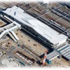 2020年3月のダイヤ改正時に開業する高輪ゲートウェイ駅を俯瞰した全景（11月時点）。アクセントとなる大屋根は折り紙をモチーフにした障子をイメージしたという。