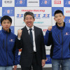 スカラシップを獲得した古里太陽(左)、濱田寛太(右)と岡田忠之SRS-Motoプリンシパル(中央)