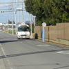 公道を走る埼玉工業大学のAI自動運転スクールバス