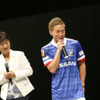 横浜F・マリノス仲川輝人選手（右）、日産自動車副社長 星野朝子氏（左）