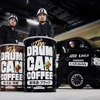 ホット缶コーヒーが詰まった「ドラム缶コーヒー」を日産キャラバンで差し入れする