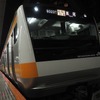 1月1日に運行された中央線の下り終夜列車。東京オリンピック期間中、中央線では、新宿発が快速線で1時50分頃まで、緩行線で2時頃まで終電時刻が繰り下がる。