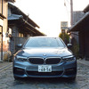 BMW 523d M Sportは全幅が1870mmあるが、暗峠のもっとも狭い場所でもミラーを畳めば通過可能だった。暗峠最高地点付近の集落にて。