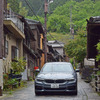 BMW 523d M Sport。静岡の旧東海道、宇津ノ谷宿にて。