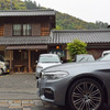 BMW 523d M Sport。静岡の旧東海道、宇津ノ谷宿にて。