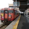 北陸新幹線と接続する新高岡駅に停車する城端線のキハ47形。