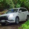 三菱アウトランダーPHEV。奥日光湯西川の山道にて。