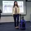 スーツ型ロボットを試す浅川氏