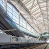 高輪ゲートウェイ駅のホーム階（2019年11月時点）。吹抜けや大きなガラス面を設け「駅と街が一体的に感じられる空間」を実現するという。