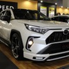 M’z SPEEDのエクスクルーシブゼウスブランドから登場したRAV4。フロント／サイド／リアのハースポイラーに加えデイライトガーニッシュなども装備する。