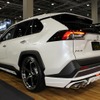 M’z SPEEDのエクスクルーシブゼウスブランドから登場したRAV4。フロント／サイド／リアのハースポイラーに加えデイライトガーニッシュなども装備する。