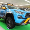 ロードハウスのデモカーとして登場したカディス エクストリームRAV4。オーバーフェンダーやルーフレールラックを備え、５インチアップのフォルムを備えたオフ志向の一台。