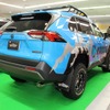 ロードハウスのデモカーとして登場したカディス エクストリームRAV4。オーバーフェンダーやルーフレールラックを備え、５インチアップのフォルムを備えたオフ志向の一台。