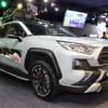 TRDのRAV4 FOELD MONSTERは存在感あるフロントガーニッシュやバンパーガーニッシュ、オーバーフェンダー、ルーフラックなどでアウトドアイメージを前面に押し出した。