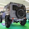 4WD PROJECTのシエラはDanGan!!レーシンググリルを装備。エアロボンネットやフロントバンパーでもイメージを一新した。