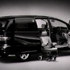 トヨタ『エスティマ』に秘密のアイテム搭載。なんと運転席シートが大変身