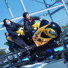 GP RACERSは日本初のバイク型コースターアトラクション。親子で最高時速約50kmのコースを滑走する。