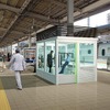 JR九州では、小倉・博多・大分・熊本各駅の在来線ホームに設置している喫煙ルーム、九州新幹線新鳥栖～鹿児島中央間各駅のホームに設置している喫煙コーナーを廃止する。写真は喫煙ルームが設置されたホームの一般的なイメージ。