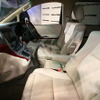 【トヨタ アルファード/ヴェルファイア 新型発表】運転席に180cm＋・90kg＋の記者…シートスライド