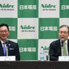 日本電産のCOOに就任する関氏（左）と、永守重信日本電産・会長兼CEO（2月4日の記者会見）