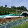 トンネルを抜けた北海道新幹線。