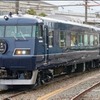 117系電車を改造した6両編成の『WEST EXPRESS 銀河』。