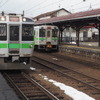 H100形の投入により函館本線から撤退したキハ150形（右）。左は3月14日改正で廃止された小樽以東の区間快速『いしかりライナー』。2020年3月13日、函館本線小樽駅。