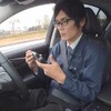 運転支援システムの機能を誤解している例（大変危険です！　道路交通法違反となります）