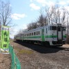 2両編成の列車とありがとうの幟。2020年4月12日。