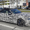 クーペに続いて巨大グリルを初公開！BMW 4シリーズ カブリオレ新型の最新プロトを撮影