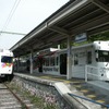 上高地線新島々駅に停車中のアルピコ交通の電車。