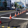 6月17日時点の陥没現場。工事が継続されている歩道側の1車線（右）。