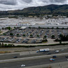 コロナ禍にともなうカリフォルニア州当局の休業要請を無視して稼働を再開した、テスラのフリーモント工場（5月12日）。