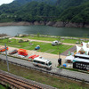 川原湯温泉駅前、八ッ場ダムのほとりに出現した、川原湯温泉あそびの基地NOA川原湯温泉駅キャンプ場。