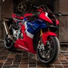 独レッドドット・デザイン博物館のセンターステージに展示されたホンダ CBR1000RR-R ファイアブレードSP