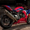 独レッドドット・デザイン博物館のセンターステージに展示されたホンダ CBR1000RR-R ファイアブレードSP