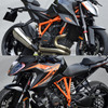 KTM 1290スーパーデュークR（上）と1290スーパーデュークGT（下）