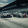 BMW M4 GT3 プロトタイプ（右。左はM4クーペのプロトタイプ）