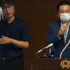 会見を行なう山口佐賀県知事（右）。