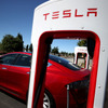 テスラ車と充電器。米カリフォルニア州では、2035年から州内で内燃機関車の販売が禁じられる。