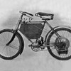 1898年、第1回パリ・モーターショーで、ド・ディオン・ブートン・エンジンを搭載したプジョー最初のモーターサイクルを発表