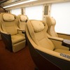 近鉄80000系のプレミアム車両で使われているリクライニングシート。シートピッチは1300mmを誇る。