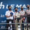 優勝した中嶋一貴（左から2人目）ら8号車のドライビングクルーと、村田チーム代表（左端）。